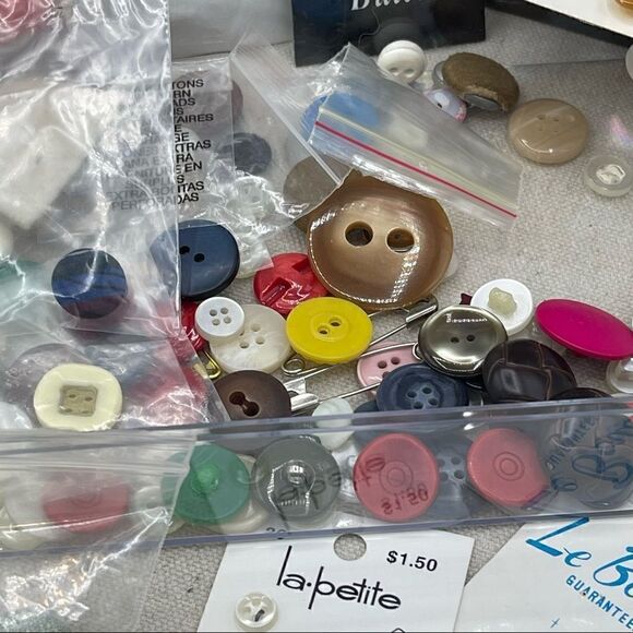 Vintage Mixed Lot of Clothing Coat Buttons in Clear Box - Picture 4 of 16